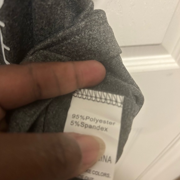 Gray Graphic V-Neck T-Shirt NEW - Picture 4 of 4